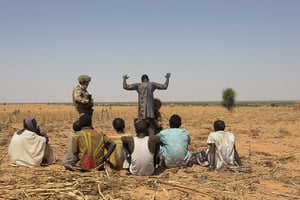 Soldat français de l’opération Barkhane traquant des jihadistes près de la forêt de Tofagala, au Burkina, le 7 novembre 2019. © Philippe de Poulpiquet/Le Parisien/Max PPP