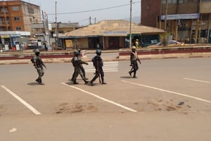 À Bamemnda, des soldats en faction à commercial avenue, en février 2021. © Franck Foute pour JA