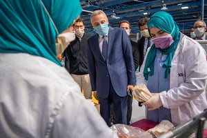 Moulay Hafid Elalamy dans une usine marocaine produisant des masques, le 10 avril 2020. © FADEL SENNA / AFP
