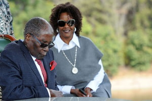 Robert Mugabe et sa femme Grace, le 29 juillet 2018, dans leur résidence « Blue Roof », à Harare. © RealTime Images/ABC/Andia.fr
