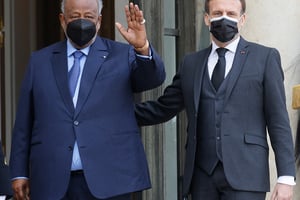Ismaïl Omar Guelleh et Emmanuel Macron, le 12 février à l’Elysée. © LUDOVIC MARIN/AFP