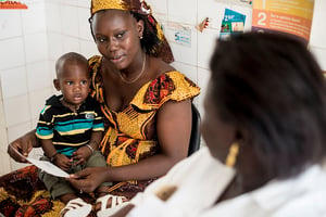 Au Sénégal, une mère et son fils pendant une consultation au Centre de Protection Maternelle et Infantile (PMI) de la Medina © Sylvain CHERKAOUI pour Jeune Afrique
