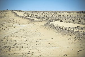 Le mur de défense marocain, entre deux points d’appui, non loin de Guerguerat. © Vincent Fournier/JA