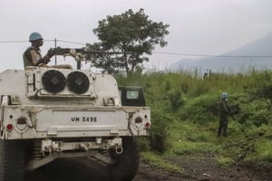 Des soldats de la paix de l’ONU surveillent la zone où le convoi a été attaqué, à Nyiragongo, province du Nord-Kivu, le 22 février 2021. © Justin Kabumba/AP/SIPA