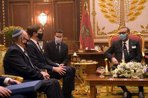 Le roi Mohammed VI du Maroc (à droite) reçoit le conseiller spécial du président américain Jared Kushner (2e à partir de la gauche) et le chef de la sécurité nationale israélienne Meir Ben Shabbat (à gauche) au palais royal de Rabat, au Maroc, le 22 décembre 2020. © Balkis Press/Abaca Press