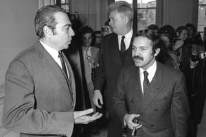 L’ancien ministre algérien des Affaires étrangères Abdelaziz Bouteflika discutant avec le ministre français de l’Industrie et du développement scientifique et négociateur François-Xavier Ortoli lors de sa visite en France, le 20 janvier 1971. © AFP