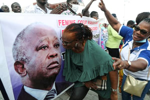 Des partisans de Laurent Gbagbo, devant la Commission électorale indépendante, le 31 août 2020. © REUTERS/Luc Gnago