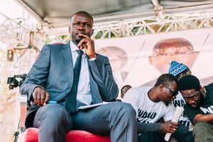 L’opposant Ousmane Sonko, lors d’une rencontre avec Y en a marre, en février 2021. Senegalese presidential candidate, Ousmane Sonko, looks on during a campaign debate with citizens organised by the « Y’en a marre » (« Fed Up ») movement at the Douta Seck house of culture in the capital Dakar, on February 21, 2019, a few days ahead of the presidential elections
© Carmen Abd Ali / AFP