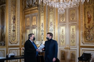 L’historien Benjamin Stora remet son rapport sur la mémoire de la colonisation et de la guerre d’Algérie au président français Emmanuel Macron. © Elysée