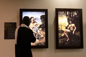 Un homme regarde une oeuvre de Léonard de Vinci lors de l’exposition « Opera Omnia Leonardo », organisée au Musée des civilisations noires de Dakar, Sénégal, le 22 janvier 2021. © Fatma Esma Arslan/ANADOLU AGENCY/AFP