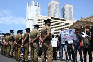 Des membres du Mouvement pour l’égalité des droits rassemblés devant le Secrétariat présidentiel à Colombo le 11 février 2020 demandent des certificats de décès pour les personnes disparues pendant la guerre civile au Sri Lanka. © LAKRUWAN WANNIARACHCHI/AFP