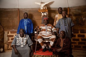 Le Wemba Ligdi, chef traditionnel du quartier de Wemtenga, à Ouagadougou, entouré de sa cour. © Sophie Garcia pour JA