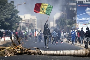 Un manifestant pro-Sonko, lors des heurts avec les forces de l’ordre, le 4 mars 2021 à Dakar. © Leo Correa/AP/SIPA