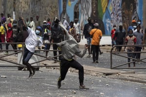 Des manifestants à Dakar, le 5 mars 2021. © Leo Correa/AP/Sipa