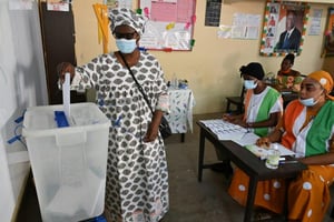Une femme vote aux élections législatives ivoiriennes à Yopougon, un quartier d’Abidjan, le 6 mars 2021. © Issouf SANOGO/AFP