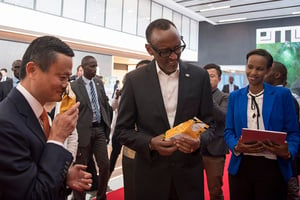 Jack Ma et Paul Kagame lors du lancement officiel de la plateforme eWTP Africa, le 31 octobre 2018 à Kigali. © PAUL KAGAME/FLICKR