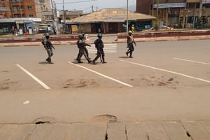 Des soldats camerounais dans les rues de Bamenda, en région anglophone, en février 2021. © Franck Foute pour JA