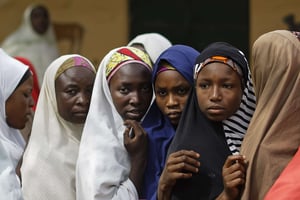 Des femmes font la queue pour voter dans le village de Tumfafi, près de Kano, dans le nord du Nigeria, le 23 février 2019. © Ben Curtis/AP/SIPA