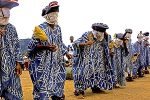 Le « Ndze Ndop », tissu traditionnel créé à Ndop, une localité située dans le Nord-Ouest du Cameroun, a été adopté par les chefs bamilékés et introduit dans les chefferies des Grassfields au XVIIle siècle comme tissu royal par excellence. © MABOUP