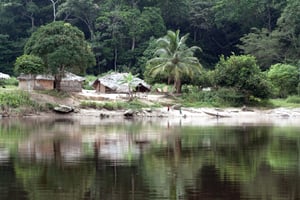 Village au bord du fleuve Lukenye, en RDC. © Marta NASCIMENTO/REA