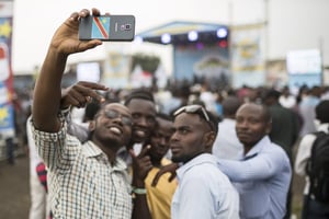 Prise de selfies à Goma. © Kris Pannecoucke/PANOS-REA