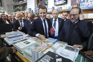 Le président Emmanuel Macron, au centre, visite la librairie du Tiers Monde à Alger, le 6 décembre 2017. © Ludovic Marin/AP/SIPA
