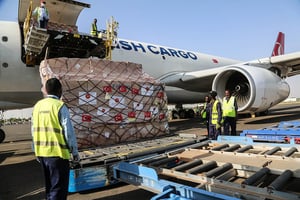 Un avion de la compagnie Turkish Airlines transportant des colis d’aide médicale envoyés par la Turquie pour soutenir le Soudan dans la lutte contre la pandémie de Covid-19, le 22 août 2020. © Mahmoud Hjaj /Anadolu Agency via AFP