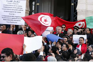 Des magistrats et des avocats tunisiens manifestent pour demander l’indépendance du système judiciaire à Tunis, le 12 février 2011. © Hassene Dridi/AP/SIPA