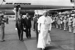 Jean-Paul II accueilli par Félix Houphouët-Boigny à Abidjan, en 1980. © DR
