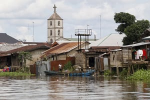 Une église au bord de la rivière nun près de Yenagoa, dans le Sud du Nigeria © Akintunde Akinleye/REUTERS