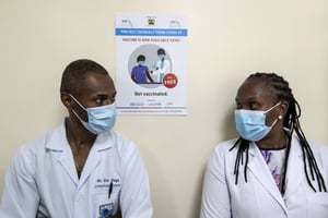 En mars 2021, deux médecins kenyans attendent d’être vaccinés contre le Covid-19. © Ben Curtis/AP/SIPA