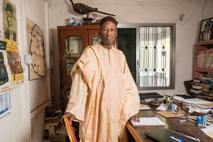 L’historien, dramaturge et écrivain guinéen Djibril Tamsir Niane dans son bureau, à Conakry, en janvier 2017. © Youri Lenquette pour JA
