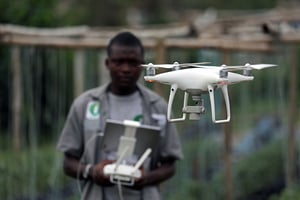 Des drones utilisés dans une plantation de tomates, dans le nord d’Abidjan. © Luc Gnago/REUTERS