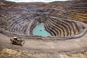 Dans la mine T17 à Kolwezi (RDC), alors que les creuseurs percent patiemment des galeries à la recherche de filons de cuivre ou de cobalt, les bulldozers arrachent en un temps record des tonnes de roches qui seront ensuite triées. © Gwenn Dubourthoumieu