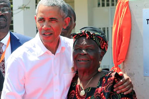 Barack Obama et sa grand-mère Sarah à Kogelo, en juillet 2018 © Thomas Mukoya/REUTERS