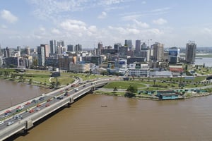 Quartier du Plateau et pont Charles-de-Gaulle à Abidjan © nabil zorkot