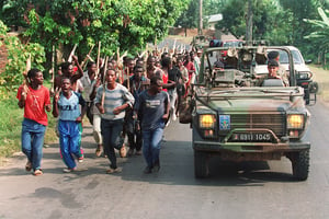 Des miliciens hutus et des militaires français de l’opération Turquoise à Gisenyi, au Rwanda, le 27 juin 1994. © Pascal GUYOT / AFP