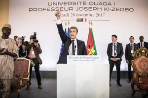 Lors de sa première tournée africaine, Emmanuel Macron a donné un discours devant quelques centaines d’étudiants, à Ouagadougou, au Burkina Faso, le 28 novembre 2017. © Renaud BOUCHEZ/SOCIETY/SIGNATURES