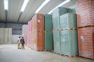 Palettes de la nouvelle gamme de boissons Salam dans les entrepôts d’Agro Food Industries, filiale de Sonoco.