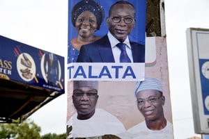 Des affiches de campagne du président sortant Patrice Talon et de sa colistière Mariam Talata (en haut) ainsi que celle de son opposant Corentin Kohoue et de son colistier Irenée Agossa (en bas) à Cotonou le 8 avril 2021. © PIUS UTOMI EKPEI/AFP