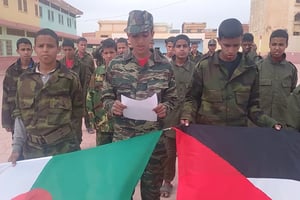 Dans une vidéo datée du 8 avril 2021, un adolescent, présenté comme le fils d’Addah Al-Bendir, annonce la mort du commandant de la gendarmerie du Polisario. © Facebook