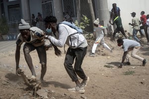 Affrontements entre des manifestants et la police après l’arrestation d’Ousmane Sonko, à Dakar, le 3 mars 2021 © Leo Correa/AP/SIPA