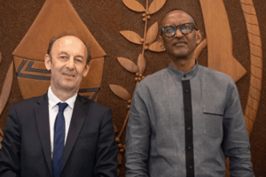 L’historien français Vincent Duclert a remis officiellement au président Paul Kagame, le 9 avril 2021, le rapport de la Commission qu’il a présidée sur le rôle de la France au Rwanda entre 1990 et 1994. © SIMON WOHLFAHRT / AFP