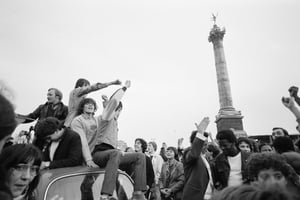 Sur la place de la Bastille, à Paris, à l’annonce de la victoire de François Mitterrand à la présidence de la République française, le 10 mai 1981. © Marc Bulka/Gamma-Rapho via Getty Images