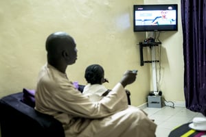 Le CNRA a ordonné aux chaînes privées Walf TV et Sen TV de couper leurs signaux pendant 72 heures (ici à Dakar). © Sylvain Cherkaoui pour JA