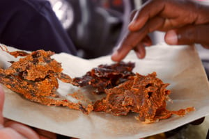 Le kilichi, à base de viande séchée, est une spécialité culinaire haoussa. © DR