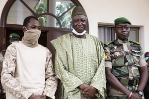 De g. à d. : Assimi Goïta, le vice-président et Bah N’Daw, le président de la tran-sition, ainsi que Malick Diaw, le président du Comité national de la transition, le 24 septembre 2020, à Bamako.
