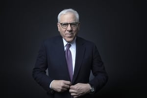 David Rubenstein au Forum de Davos, en 2018. David Rubenstein, co-chief executive officer of the Carlyle Group LP, poses for a photograph following a Bloomberg Television interview on day two of the World Economic Forum (WEF) in Davos, Switzerland, on Wednesday, Jan. 24, 2018. World leaders, influential executives, bankers and policy makers attend the 48th annual meeting of the World Economic Forum in Davos from Jan. 23 – 26. Photographer: Simon Dawson/Bloomberg via Getty Images

© Simon Dawson/Bloomberg/Getty
