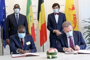 Durant la visite de Macky Sall en Belgique, signature d’accords avec la Fédération de Wallonie. l’IRESSEF et l’institut Pasteur pour la production de vaccins anti-Covid au Sénégal, le 13 avril 2021. © Lionel Mandeix / Présidence du Sénégal