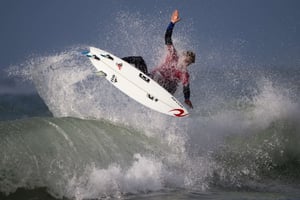Matthew McGillivray, surfeur professionnel d’Afrique du Sud, participe à la finale des Qualifying Series de la World Surf League en mer Méditerranée à Netanya, en Israël, samedi 20 janvier 2018. © Ariel Schalit/AP/SIPA